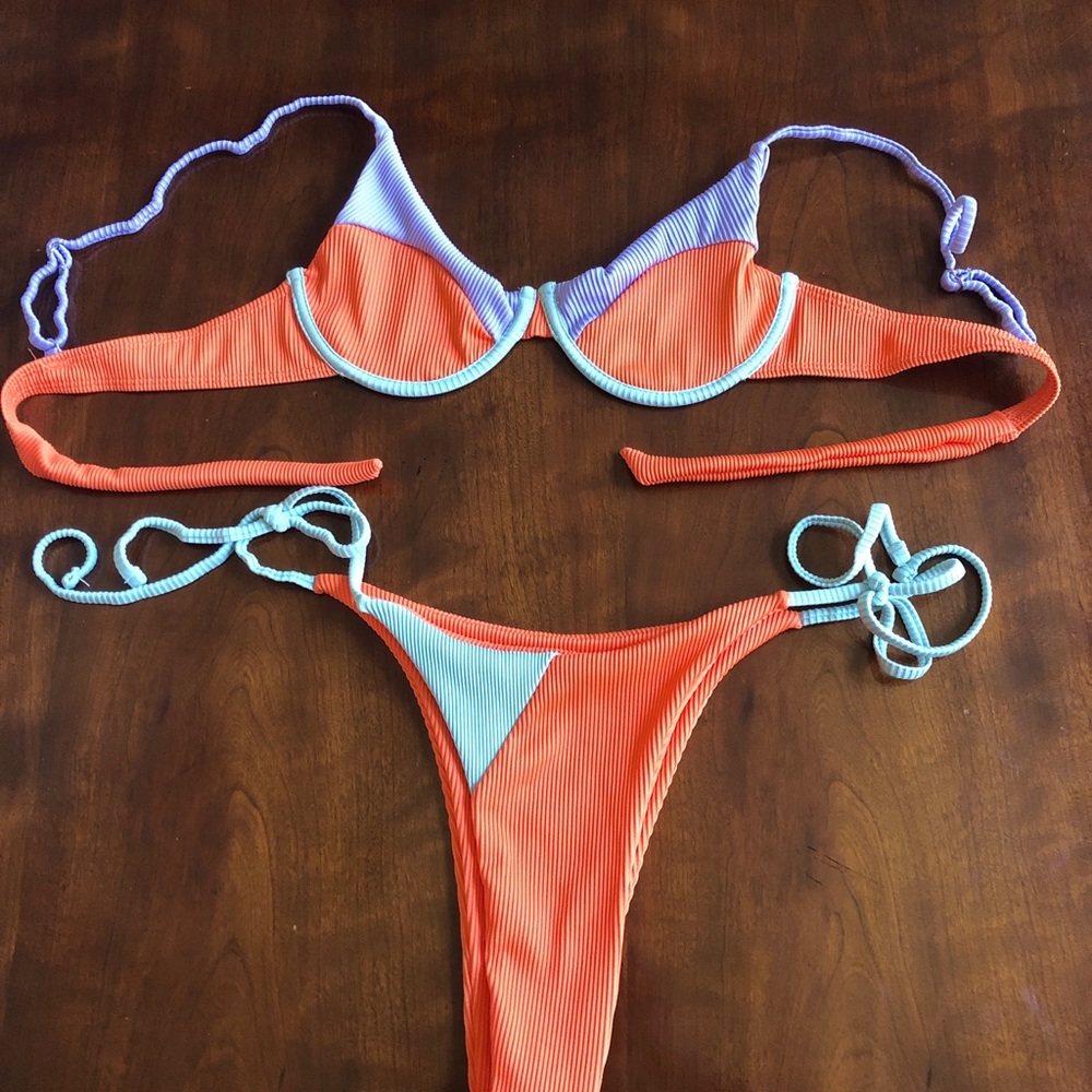 Very pretty bikini set.